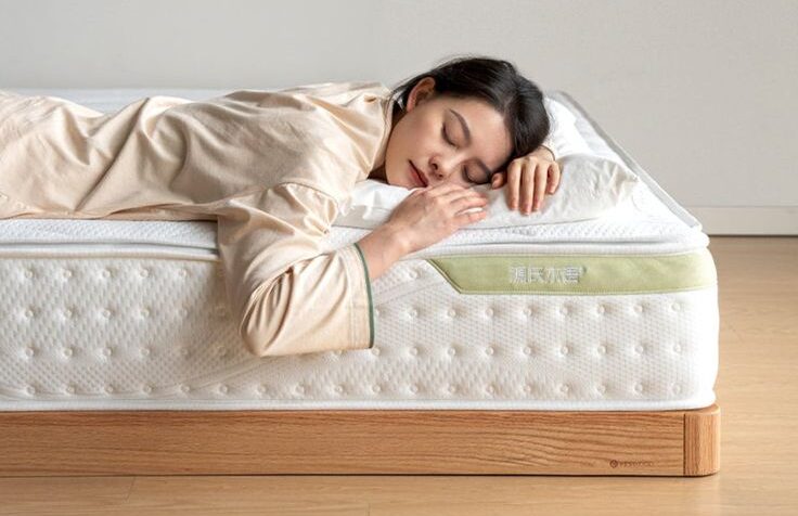 مموری فوم: فرم بدن را می‌گیرد، فشار را کم می‌کند، گرمای بیشتری نگه می‌دارد. لاتکس: طبیعی و بادوام، خنک‌تر، ارتجاعی‌تر و معمولاً گران‌تر است. اگر خواب نرم و فرم‌گیر می‌خواهید مموری فوم مناسب است؛ اگر دوام و خنکی مهم‌تر است، لاتکس بهتر است.